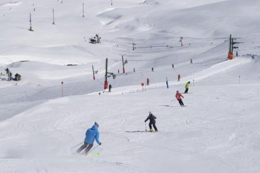 Aramón se prepara para otro fin de semana de esquí, sol, competiciones y música en sus pistas