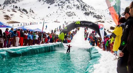 Descensos tropicales, Water Slide y buena música para despedir la temporada de esquí de Aramón
