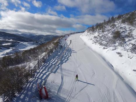 Más de 4.100 esquiadores llenan las estaciones de la comunidad el primer fin de semana de abril