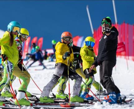 La Escuela española de Esquí ofrece a los técnicos de esquí alpino un curso para obtener la licencia de técnico en la RFEDI